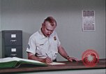 Image une femme habilitée appelle la police Washington DC USA, 1967, de la seconde 11 séquences d'archives historiques vidéo 65675078772