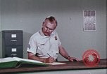 Image une femme habilitée appelle la police Washington DC USA, 1967, de la seconde 13 séquences d'archives historiques vidéo 65675078772
