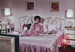 Image une femme habilitée appelle la police Washington DC USA, 1967, de la seconde 22 séquences d'archives historiques vidéo 65675078772