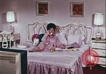 Image une femme habilitée appelle la police Washington DC USA, 1967, de la seconde 23 séquences d'archives historiques vidéo 65675078772