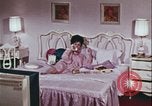 Image une femme habilitée appelle la police Washington DC USA, 1967, de la seconde 24 séquences d'archives historiques vidéo 65675078772