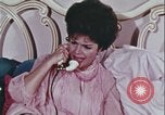 Image une femme habilitée appelle la police Washington DC USA, 1967, de la seconde 25 séquences d'archives historiques vidéo 65675078772