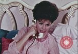 Image une femme habilitée appelle la police Washington DC USA, 1967, de la seconde 26 séquences d'archives historiques vidéo 65675078772