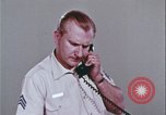 Image une femme habilitée appelle la police Washington DC USA, 1967, de la seconde 31 séquences d'archives historiques vidéo 65675078772