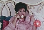 Image une femme habilitée appelle la police Washington DC USA, 1967, de la seconde 36 séquences d'archives historiques vidéo 65675078772