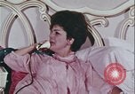 Image une femme habilitée appelle la police Washington DC USA, 1967, de la seconde 39 séquences d'archives historiques vidéo 65675078772