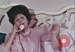 Image une femme habilitée appelle la police Washington DC USA, 1967, de la seconde 49 séquences d'archives historiques vidéo 65675078772