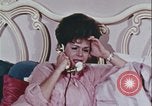 Image une femme habilitée appelle la police Washington DC USA, 1967, de la seconde 50 séquences d'archives historiques vidéo 65675078772