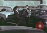 Image un adolescent vole son sac à main United States USA, 1964, de la seconde 27 séquences d'archives historiques vidéo 65675078780