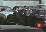 Image un adolescent vole son sac à main United States USA, 1964, de la seconde 28 séquences d'archives historiques vidéo 65675078780