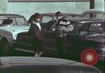 Image un adolescent vole son sac à main United States USA, 1964, de la seconde 29 séquences d'archives historiques vidéo 65675078780