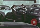 Image un adolescent vole son sac à main United States USA, 1964, de la seconde 30 séquences d'archives historiques vidéo 65675078780
