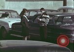 Image un adolescent vole son sac à main United States USA, 1964, de la seconde 31 séquences d'archives historiques vidéo 65675078780