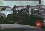 Image un adolescent vole son sac à main United States USA, 1964, de la seconde 39 séquences d'archives historiques vidéo 65675078780