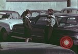 Image un adolescent vole son sac à main United States USA, 1964, de la seconde 40 séquences d'archives historiques vidéo 65675078780