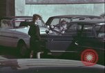 Image un adolescent vole son sac à main United States USA, 1964, de la seconde 42 séquences d'archives historiques vidéo 65675078780
