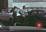 Image un adolescent vole son sac à main United States USA, 1964, de la seconde 44 séquences d'archives historiques vidéo 65675078780