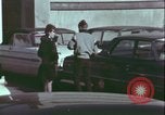 Image un adolescent vole son sac à main United States USA, 1964, de la seconde 45 séquences d'archives historiques vidéo 65675078780