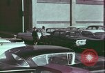 Image un adolescent vole son sac à main United States USA, 1964, de la seconde 46 séquences d'archives historiques vidéo 65675078780
