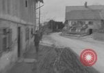 Standbild Tank-Planierraupe räumt die Straße Deutschland, 1945, aus Sekunde 1 historischem Filmmaterial Videoclip 65675078808