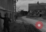 Standbild Tank-Planierraupe räumt die Straße Deutschland, 1945, aus Sekunde 3 historischem Filmmaterial Videoclip 65675078808