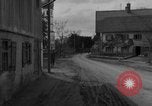 Standbild Tank-Planierraupe räumt die Straße Deutschland, 1945, aus Sekunde 4 historischem Filmmaterial Videoclip 65675078808
