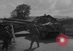 Standbild Tank-Planierraupe räumt die Straße Deutschland, 1945, aus Sekunde 23 historischem Filmmaterial Videoclip 65675078808