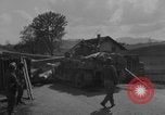 Standbild Tank-Planierraupe räumt die Straße Deutschland, 1945, aus Sekunde 25 historischem Filmmaterial Videoclip 65675078808