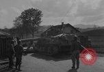 Standbild Tank-Planierraupe räumt die Straße Deutschland, 1945, aus Sekunde 28 historischem Filmmaterial Videoclip 65675078808