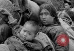 Standbild Chinesische Flüchtlinge fliehen aus dem japanischen Zweiter Weltkrieg China, 1942, aus Sekunde 24 historischem Filmmaterial Videoclip 65675078819