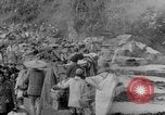 Standbild Chinesische Flüchtlinge fliehen aus dem japanischen Zweiter Weltkrieg China, 1942, aus Sekunde 30 historischem Filmmaterial Videoclip 65675078819