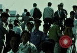 Standbild Seoul Koreanische Fußgänger Durchführung Jigae ein Frame Fluggesellschaften im Verkehr Seoul Korea, 1969, aus Sekunde 1 historischem Filmmaterial Videoclip 65675078898