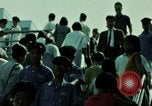 Standbild Seoul Koreanische Fußgänger Durchführung Jigae ein Frame Fluggesellschaften im Verkehr Seoul Korea, 1969, aus Sekunde 3 historischem Filmmaterial Videoclip 65675078898