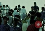 Standbild Seoul Koreanische Fußgänger Durchführung Jigae ein Frame Fluggesellschaften im Verkehr Seoul Korea, 1969, aus Sekunde 4 historischem Filmmaterial Videoclip 65675078898