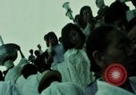 Standbild Seoul Koreanische Fußgänger Durchführung Jigae ein Frame Fluggesellschaften im Verkehr Seoul Korea, 1969, aus Sekunde 5 historischem Filmmaterial Videoclip 65675078898