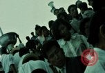 Standbild Seoul Koreanische Fußgänger Durchführung Jigae ein Frame Fluggesellschaften im Verkehr Seoul Korea, 1969, aus Sekunde 6 historischem Filmmaterial Videoclip 65675078898