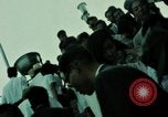 Standbild Seoul Koreanische Fußgänger Durchführung Jigae ein Frame Fluggesellschaften im Verkehr Seoul Korea, 1969, aus Sekunde 8 historischem Filmmaterial Videoclip 65675078898