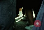 Standbild Seoul Koreanische Fußgänger Durchführung Jigae ein Frame Fluggesellschaften im Verkehr Seoul Korea, 1969, aus Sekunde 9 historischem Filmmaterial Videoclip 65675078898