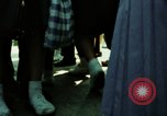 Standbild Seoul Koreanische Fußgänger Durchführung Jigae ein Frame Fluggesellschaften im Verkehr Seoul Korea, 1969, aus Sekunde 10 historischem Filmmaterial Videoclip 65675078898
