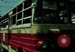 Standbild Seoul Koreanische Fußgänger Durchführung Jigae ein Frame Fluggesellschaften im Verkehr Seoul Korea, 1969, aus Sekunde 13 historischem Filmmaterial Videoclip 65675078898