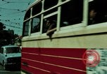 Standbild Seoul Koreanische Fußgänger Durchführung Jigae ein Frame Fluggesellschaften im Verkehr Seoul Korea, 1969, aus Sekunde 15 historischem Filmmaterial Videoclip 65675078898