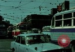 Standbild Seoul Koreanische Fußgänger Durchführung Jigae ein Frame Fluggesellschaften im Verkehr Seoul Korea, 1969, aus Sekunde 17 historischem Filmmaterial Videoclip 65675078898