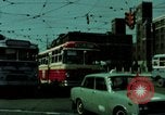 Standbild Seoul Koreanische Fußgänger Durchführung Jigae ein Frame Fluggesellschaften im Verkehr Seoul Korea, 1969, aus Sekunde 19 historischem Filmmaterial Videoclip 65675078898