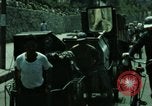 Standbild Seoul Koreanische Fußgänger Durchführung Jigae ein Frame Fluggesellschaften im Verkehr Seoul Korea, 1969, aus Sekunde 20 historischem Filmmaterial Videoclip 65675078898