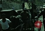 Standbild Seoul Koreanische Fußgänger Durchführung Jigae ein Frame Fluggesellschaften im Verkehr Seoul Korea, 1969, aus Sekunde 21 historischem Filmmaterial Videoclip 65675078898