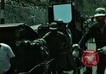 Standbild Seoul Koreanische Fußgänger Durchführung Jigae ein Frame Fluggesellschaften im Verkehr Seoul Korea, 1969, aus Sekunde 22 historischem Filmmaterial Videoclip 65675078898