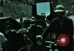 Standbild Seoul Koreanische Fußgänger Durchführung Jigae ein Frame Fluggesellschaften im Verkehr Seoul Korea, 1969, aus Sekunde 23 historischem Filmmaterial Videoclip 65675078898