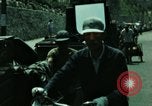 Standbild Seoul Koreanische Fußgänger Durchführung Jigae ein Frame Fluggesellschaften im Verkehr Seoul Korea, 1969, aus Sekunde 24 historischem Filmmaterial Videoclip 65675078898