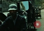 Standbild Seoul Koreanische Fußgänger Durchführung Jigae ein Frame Fluggesellschaften im Verkehr Seoul Korea, 1969, aus Sekunde 25 historischem Filmmaterial Videoclip 65675078898