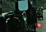 Standbild Seoul Koreanische Fußgänger Durchführung Jigae ein Frame Fluggesellschaften im Verkehr Seoul Korea, 1969, aus Sekunde 26 historischem Filmmaterial Videoclip 65675078898